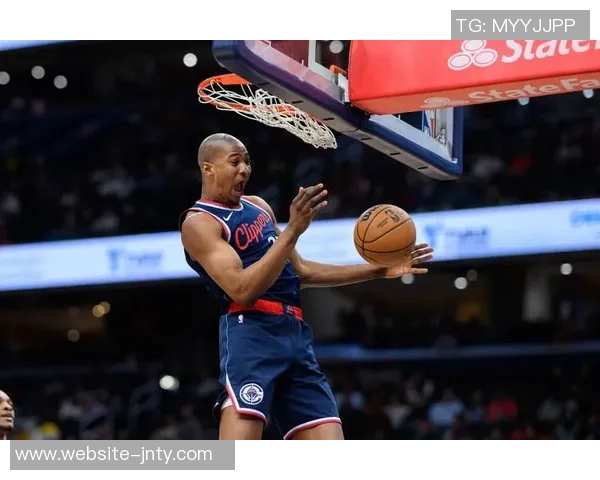 船记：里德末节三分狂潮超快船全队下半场表现克莱一周前同样精彩