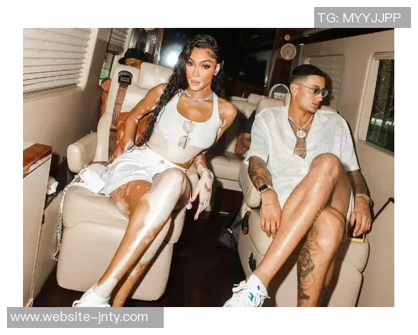 克莱分享甜蜜瞬间女友意外现身让生活更加美好与珍贵